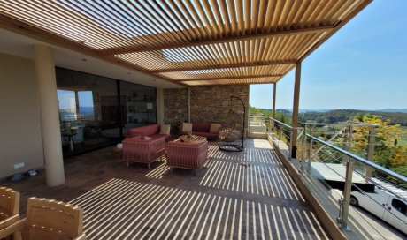 Chantier de construction d'une terrasse en bois à Six‑Fours‑les‑Plages